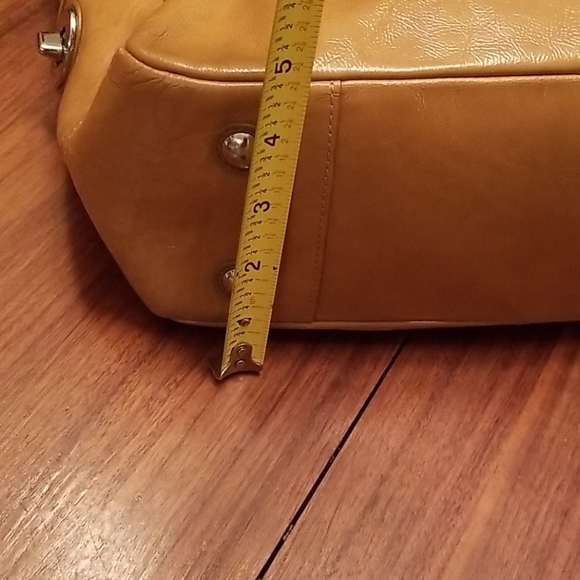 Coach F13761 tan patent leather purse! - Picture 6 of 10